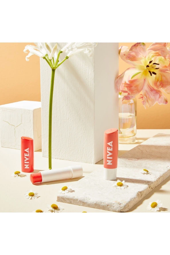 NIVEA Dudak Bakım Kremi Ve Dudak Parlatıcı 4.8gr, Şeftali Kokusu, 24 Saat Nemlendirici, Hafif Pembe Işıltı - 4
