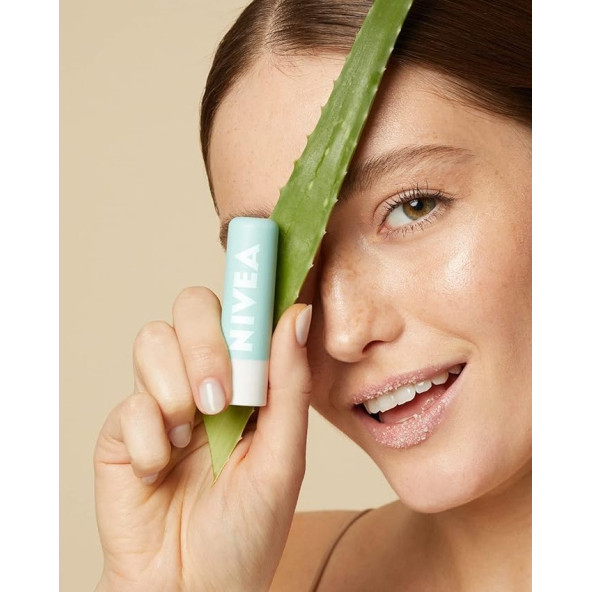 NIVEA Aloe Vera Dudak Bakım Peeling, Dudak Nemlendirici, Makyaj Bazı, E Vitamini ve Organik Aloe Vera İçeren Dudak Kremi, 4,8g - 5
