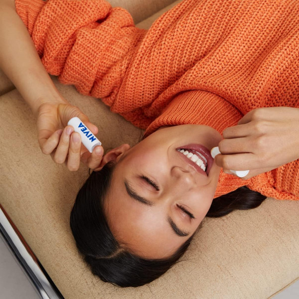 NIVEA Med Repair Dudak Bakım Kremi, 24 Saat Nem,Doğal Yağlar ile Çatlamış Dudak Bakım,SPF 15, 4,8 ml - 4