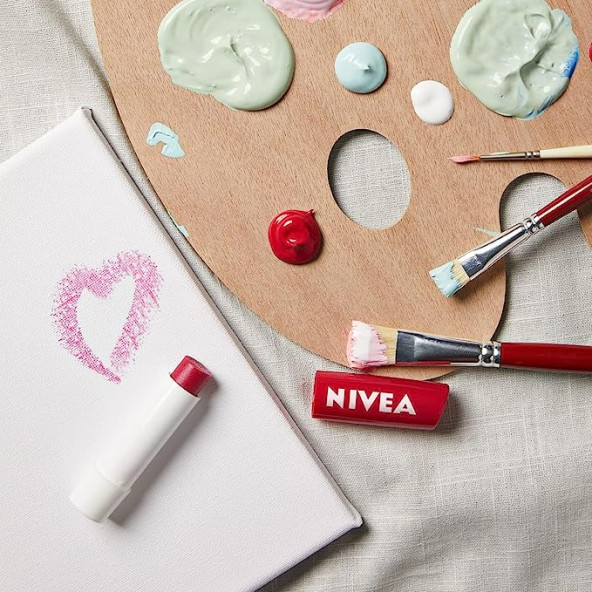 NIVEA Çilek Dudak Bakım Kremi 4.8 g, 24 Saat Nem, Dudak Bakımı, Çilek Kokusu, Hafif Kırmızı Işıltı - 5