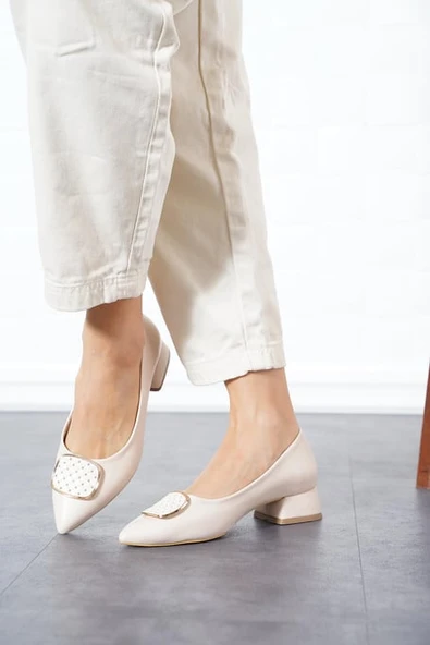 Feles Toka Detaylı Kısa Topuklu Kadın Babet Ayakkabı ürün görseli