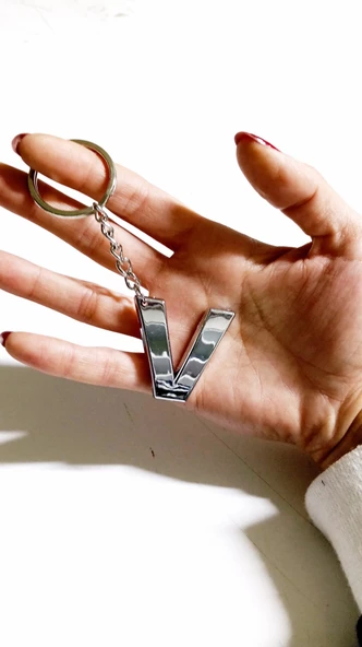 Periboia V Harfi Plastik Krom Kaplama Anahtarlık- Harf Çanta Süsü