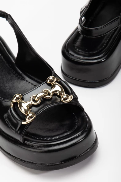 Cisela Siyah Parlak Cilt Toka Detaylı Sandalet - Resim 4