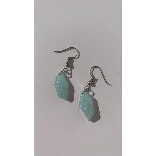 Parlak Buz Mavi Renkli Simli Sedefli Gümüş Aksesuarlı Kristal Şekil Sallantılı El Yapımı Epoksi Küpe ürün görseli