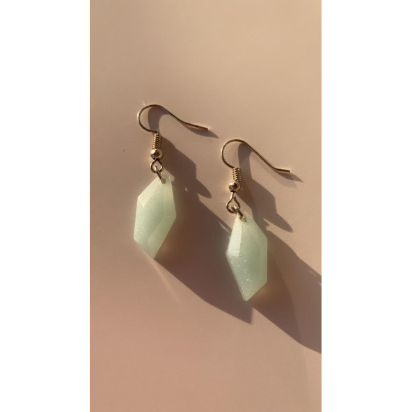 Parlak Buz Mavi Renkli Simli Sedefli Gümüş Aksesuarlı Kristal Şekil Sallantılı El Yapımı Epoksi Küpe - Resim 3