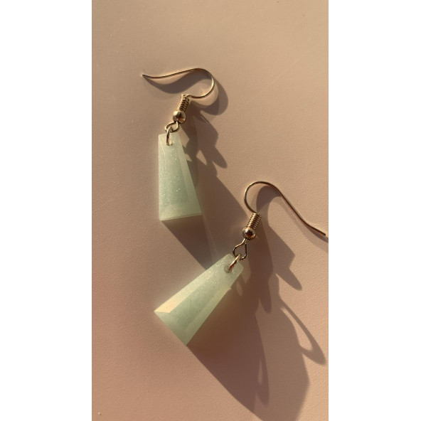 Parlak Buz Mavi Renkli Simli Sedefli Gümüş Aksesuarlı Piramit Şekil Sallantılı El Yapımı Epoksi Küpe - Resim 2