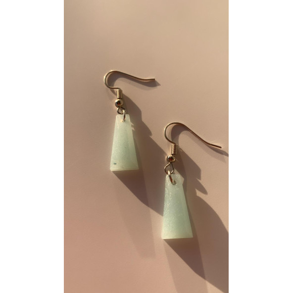 Parlak Buz Mavi Renkli Simli Sedefli Gümüş Aksesuarlı Piramit Şekil Sallantılı El Yapımı Epoksi Küpe - Resim 3