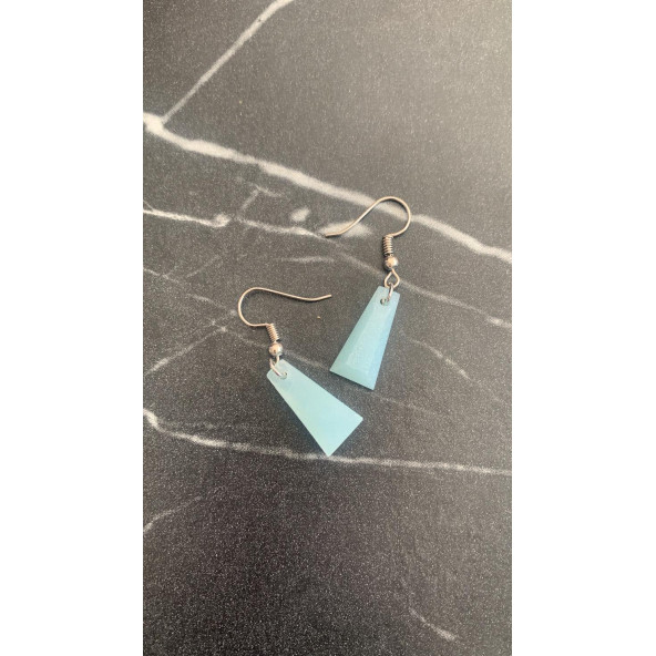 Parlak Buz Mavi Renkli Simli Sedefli Gümüş Aksesuarlı Piramit Şekil Sallantılı El Yapımı Epoksi Küpe - Resim 4