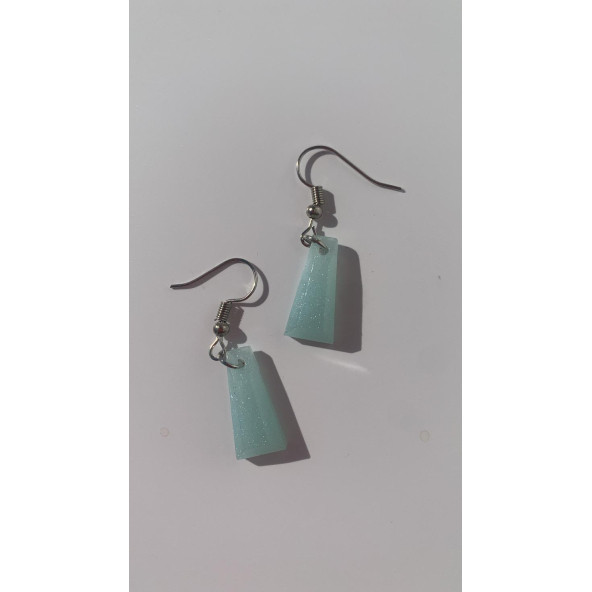 Parlak Buz Mavi Renkli Simli Sedefli Gümüş Aksesuarlı Piramit Şekil Sallantılı El Yapımı Epoksi Küpe - Resim 5