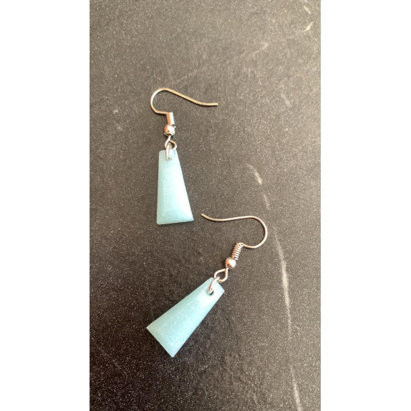 Parlak Buz Mavi Renkli Simli Sedefli Gümüş Aksesuarlı Piramit Şekil Sallantılı El Yapımı Epoksi Küpe - Resim 6