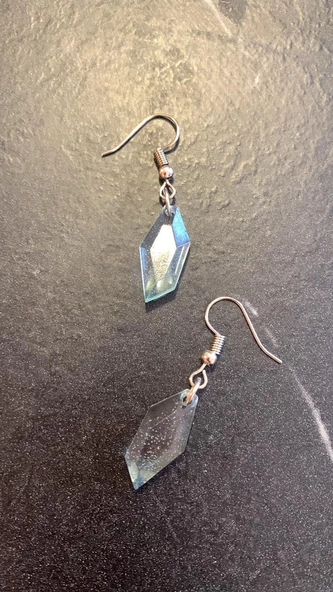 Parlak Mint Yeşili Renkli Gümüş Aksesuarlı Kristal Şekilli Sallantılı El Yapımı Epoksi Küpe ürün görseli