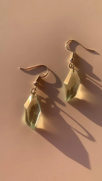 Parlak Mint Yeşili Renkli Gümüş Aksesuarlı Kristal Şekilli Sallantılı El Yapımı Epoksi Küpe - Resim 4