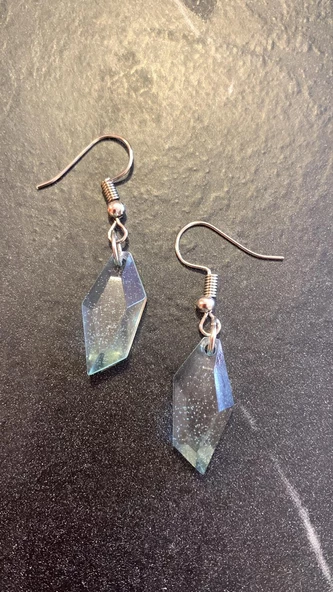 Parlak Mint Yeşili Renkli Gümüş Aksesuarlı Kristal Şekilli Sallantılı El Yapımı Epoksi Küpe - Resim 3