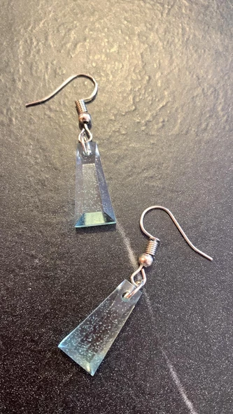 Parlak Mint Yeşili Renkli Gümüş Aksesuar Piramit Şekilli Sallantılı El Yapımı Epoksi Küpe Hediyelik ürün görseli