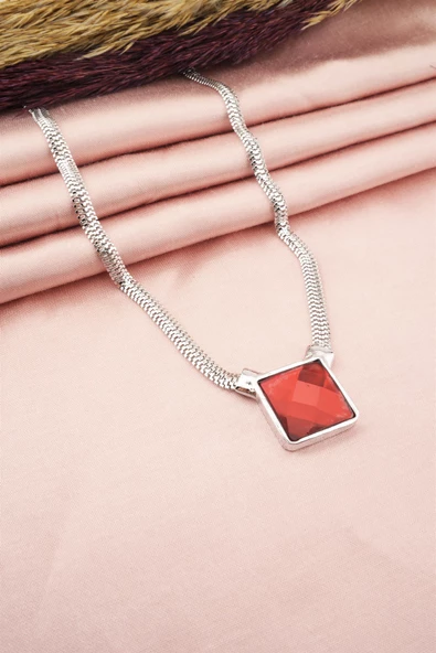 Kadın Özel Tasarım Kare Model Kesme Taşlı Model Yılan Zincirli Kolye ürün görseli