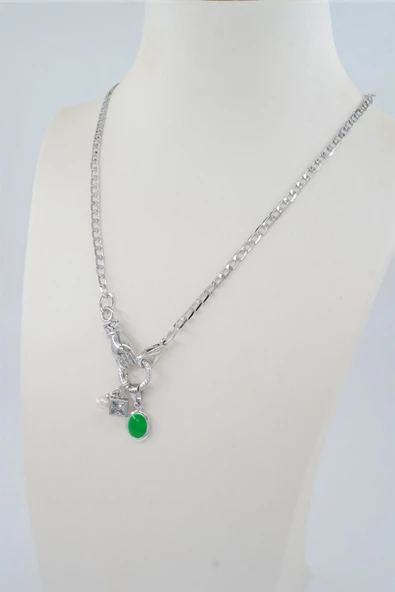 Kadın Özel Tasarım Yeşil Mineli Kare Zirkon Taşlı El Figürlü Kolye - Resim 3