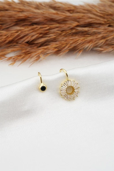 Kadın Altın Kaplama Baget Zirkon Taşlı Earcuf Kıkırdak Küpe ürün görseli