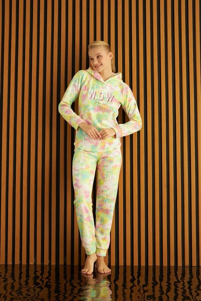 Kadın Batik Desen Kapüşonlu Fitilli Polar Bilek Manşetli Kışlık Jogger Pijama Takımı
