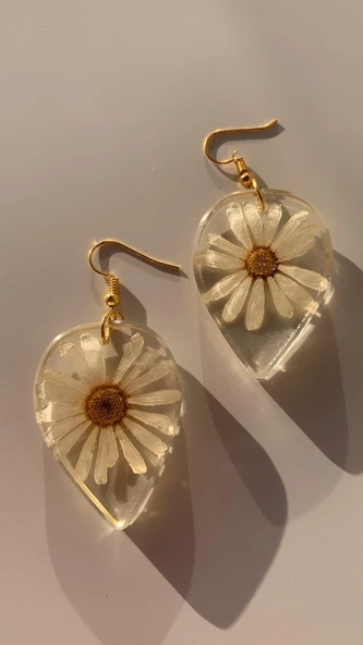 Damla Şekil Şeffaf Renkli Kurutulmuş Gerçek Beyaz Papatya Süslü Gold Aksesuar Küpe El Yapımı Epoksi ürün görseli