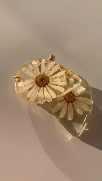 Damla Şekil Şeffaf Renkli Kurutulmuş Gerçek Beyaz Papatya Süslü Gold Aksesuar Küpe El Yapımı Epoksi - Resim 4