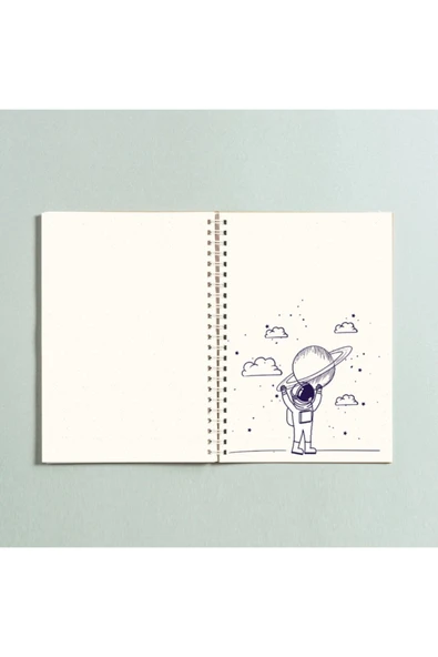 Astronot Saturn Tasarımlı Spiralli A5 96 Yaprak Çizgisiz Defter