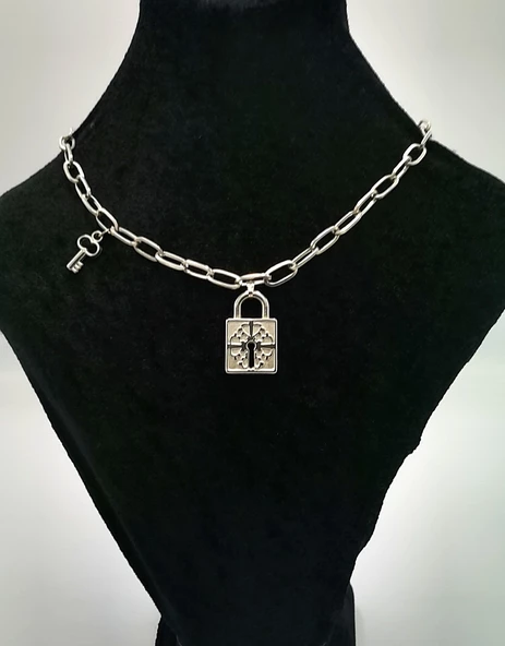 Gümüş Zincir Kilit Figürlü Kolye ürün görseli 1