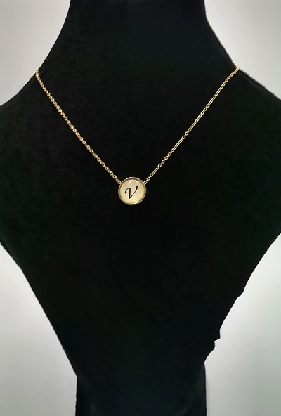 Gold Renk Küçük Boy Kararmaz ''V'' Harfli Kolye ürün görseli 1