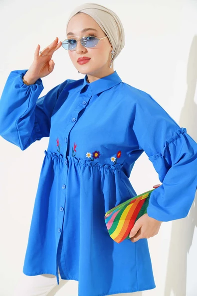 Pileli Çiçek Nakışlı Gömlek Saks ürün görseli 1