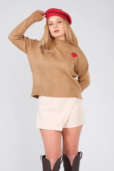 Kadın Çilek İşlemeli Dik Yaka Oversize Kazak Camel