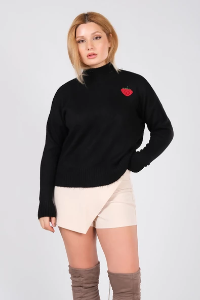 Kadın Çilek İşlemeli Dik Yaka Oversize Kazak Siyah ürün görseli