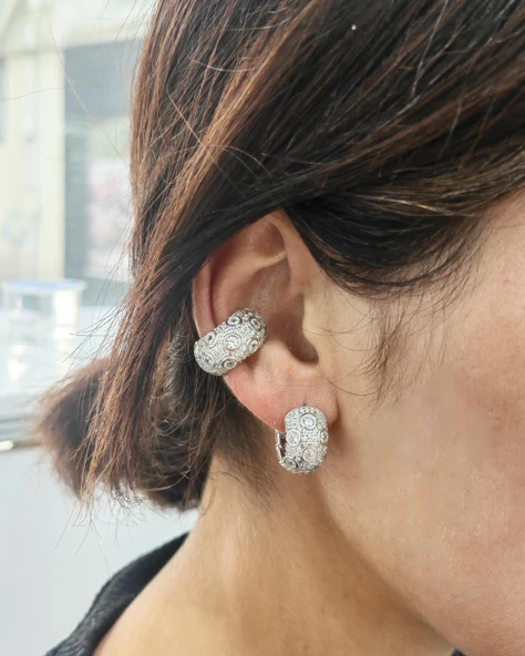 Zarif Beyaz Taşlı Kalın Gümüş Halka Küpe ürün görseli 1