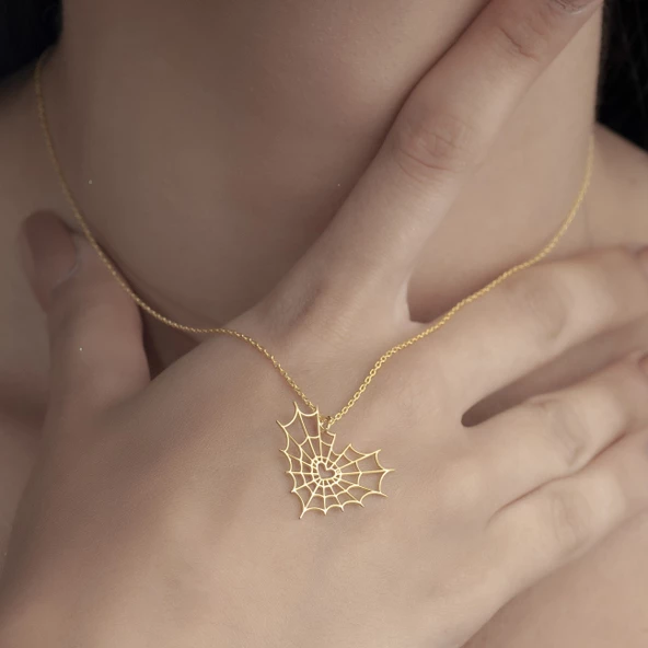 925 Ayar Gümüş Kalp ve Örümcek Ağı Detaylı Kolye - Resim 4