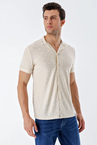 Bej Kısa Kollu Desenli Jakarlı Apaş Yaka Cepsiz Casual Slim Fit Dar Kesim Gömlek 1004230150