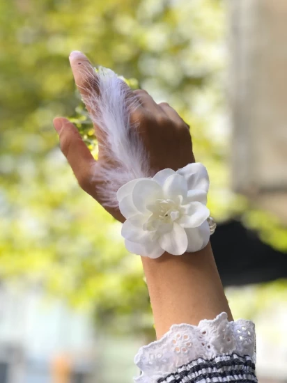 Bride to be Nedime Gelin Bilekliği Tüy ve İnci Boncuk Detaylı Beyaz Renkli Bekarlığa Veda Partisi Bilekliği 10 Adet (4549)