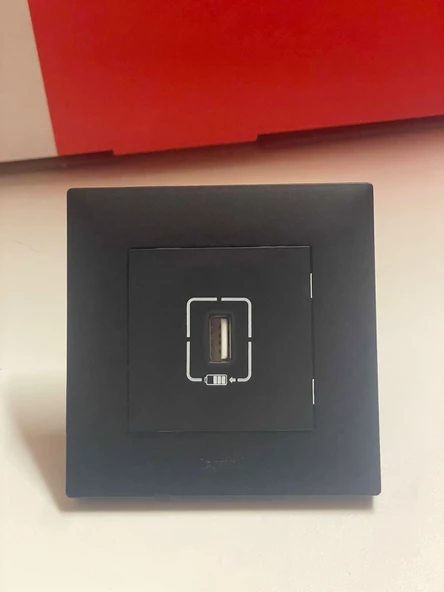 Legrand Raventi Selectıon Siyah Tekli Usb Şarj Prizi 1100Ma - 3