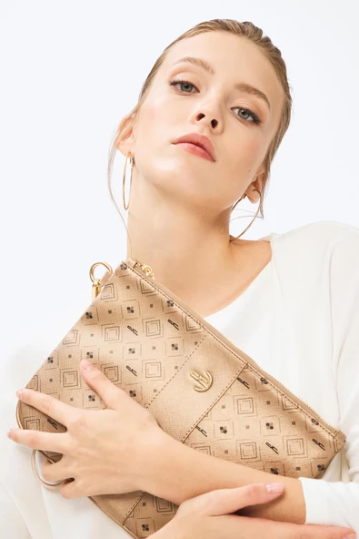 Kadın Basic Clutch Çanta Monogram Desenli Şeritli Logolu Altın 214002 - 2