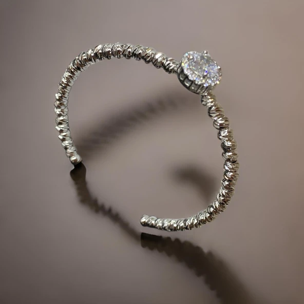 Zarif ve Işıltılı: Parlak Taş Detaylı Şık Spiral Kadın Çelik Bilezik - Özel Günler İçin Mükemmel! ürün görseli 1