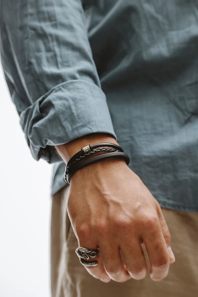 Hakiki Deri Siyah İki Şeritli Saç Örgülü Oringli ve Aksesuarlı Bileklik - 2