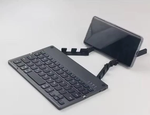 Apple iPad 9. Nesil 10.2" Uyumlu Kablosuz Bluetooth Şarjlı Kendinden Standlı Katlanır Klavye - Resim 8