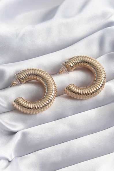 Pirinç Gold Renk İşleme Detay Halka Model Kadın Küpe ürün görseli 1