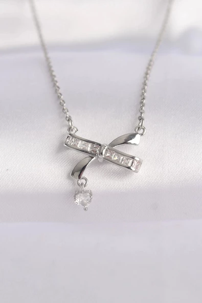 316L Çelik Zincir Gümüş Renk Zirkon Taşlı Kalp Detay Fiyonk Kolye ürün görseli 1