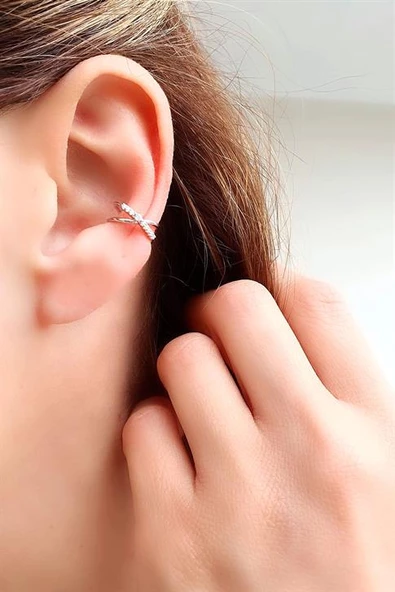 Zirkon Taş Detaylı 925Ayar Gümüş Çapraz Sıkıştırmalı Kıkırdak Küpesi ürün görseli