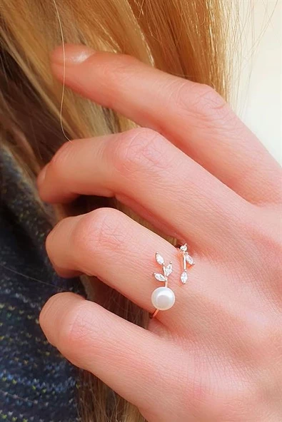 Pırlanta Parlaklığında Zirkon Taşlı İnci Detaylı Ayarlanabilir Yaprak Yüzük 925Ayar Gümüş Üzerine Rose Altın Kaplama ürün görseli