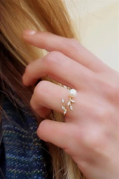 Pırlanta Parlaklığında Zirkon Taşlı İnci Detaylı Ayarlanabilir Yaprak Yüzük 925Ayar Gümüş Üzerine Altın Kaplama ürün görseli