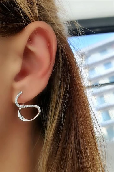 Pırlanta Parlaklığında Zirkon Taşlı 925Ayar Gümüş Tasarım Spiral Halka Küpe ürün görseli