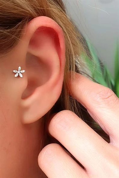 Zirkon Taş Detaylı 925Ayar Gümüş Çiçek Figürlü Tragus Helix Kikirdak Piercing ürün görseli