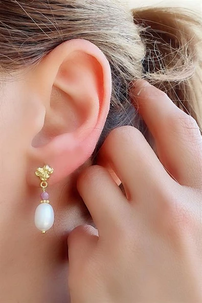 Kök Yakut Ve İncili 925Ayar Gümüş Üzerine Altın Kaplama Tasarım Küpe ürün görseli