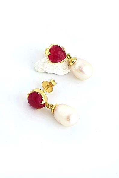 Kök Yakut Ve İncili 925Ayar Gümüş Üzerine Altın Kaplama Tasarım Küpe ürün görseli