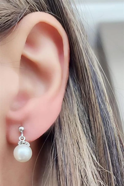 925 Ayar Gümüş Minimal Sallantılı İnci Küpe ürün görseli