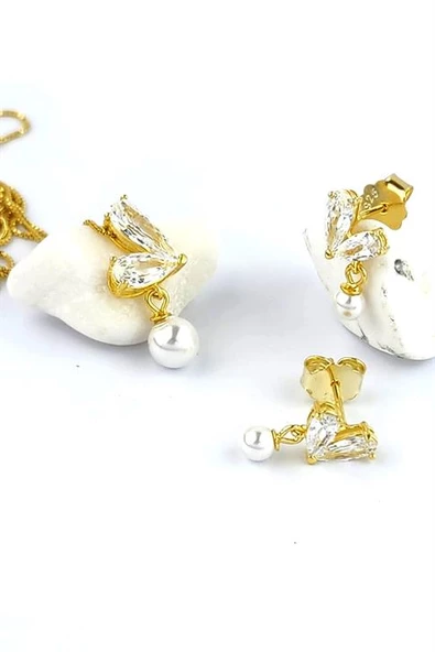 Pırlanta Parlaklıgında Zirkon Taşlı İnci Detaylı 925 Ayar Gümüş Üzerıne Altın Kaplama İtalyan Tasarım Kalp Set Takım ürün görseli